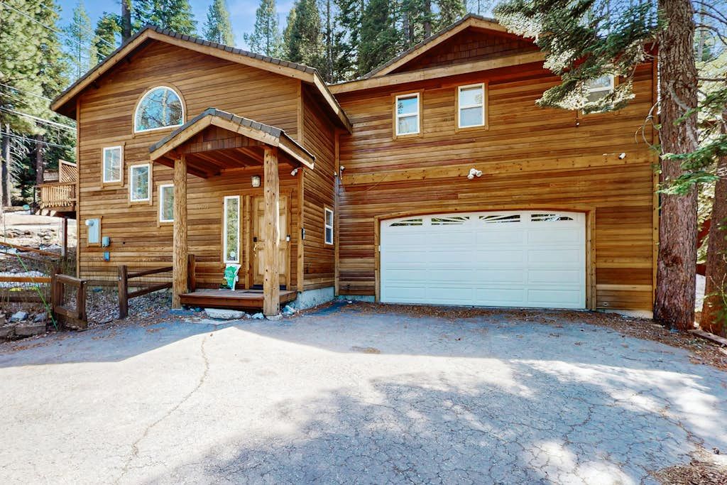 Wooded Charm with Jetted Tub, Deck, & Full Kitchen - Close to Town