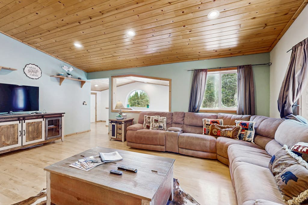Wooded Charm with Jetted Tub, Deck, & Full Kitchen - Close to Town