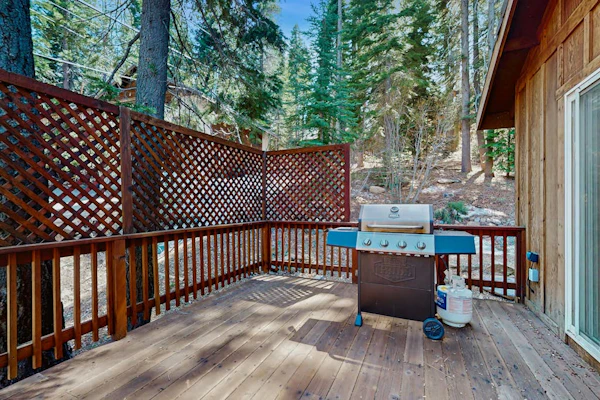 Wooded Charm with Jetted Tub, Deck, & Full Kitchen - Close to Town