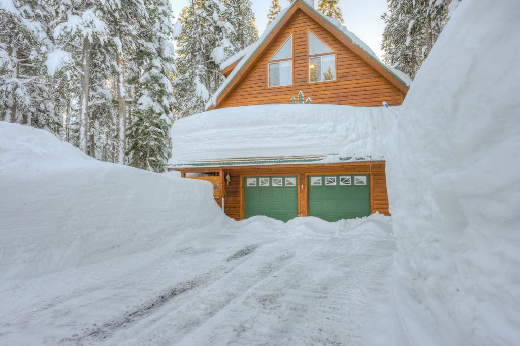 Charming Tahoe Donner home with 2 fireplaces & washer&dryer