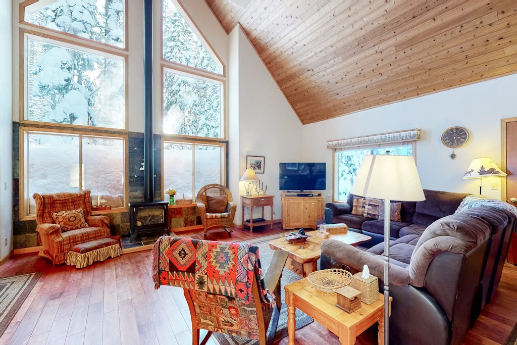 Charming Tahoe Donner home with 2 fireplaces & washer&dryer