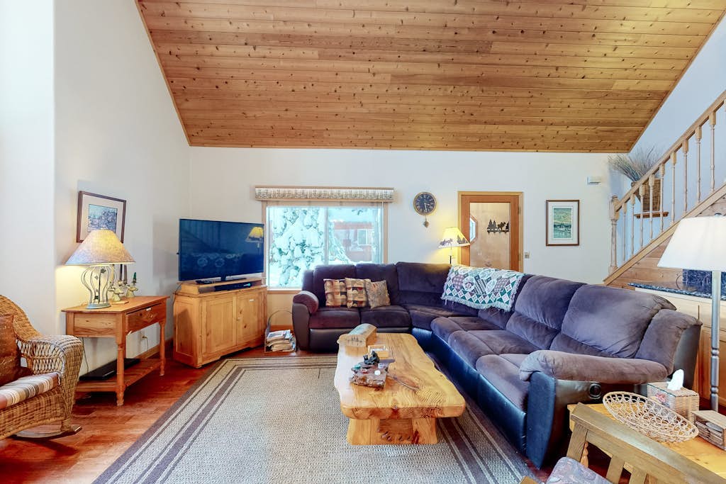 Charming Tahoe Donner home with 2 fireplaces & washer&dryer