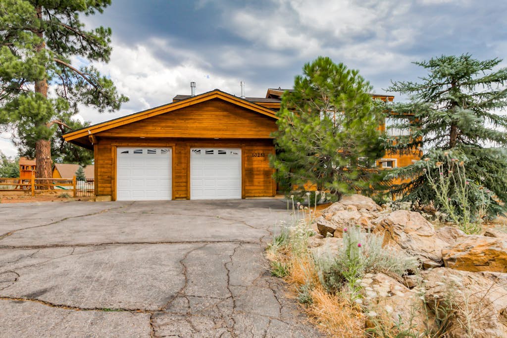 The Modern Moose Lodge | House in Truckee with a chef's kitchen and hot tub