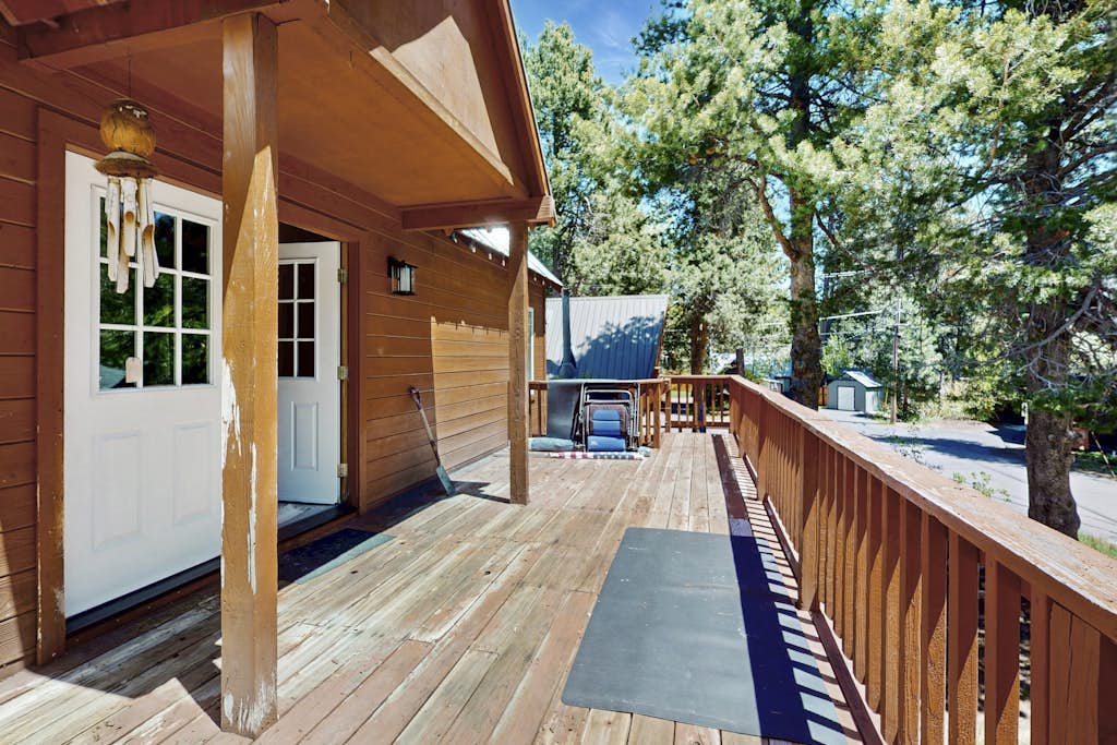 Conveniently located home with fully stocked kitchen, w/d, fast wifi & loft