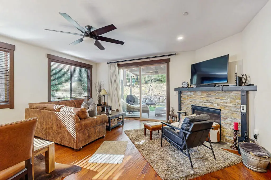 Upscale Modern Townhome with Pool, Spa and Sauna Access