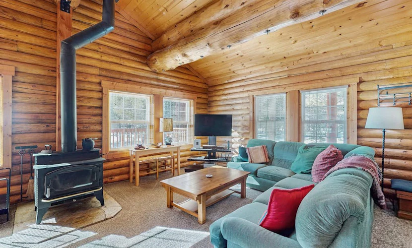 Log Cabin across from Adventure Center, 10 min to Truckee/Lake Donner, wifi