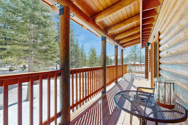 Log Cabin across from Adventure Center, 10 min to Truckee/Lake Donner, wifi