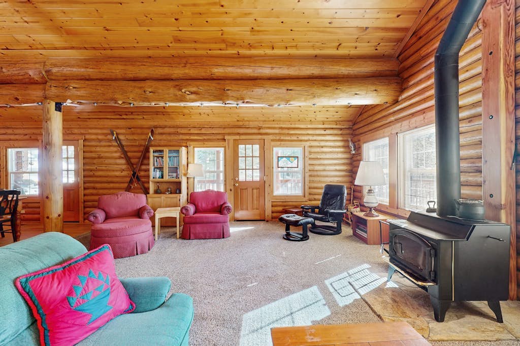Log Cabin across from Adventure Center, 10 min to Truckee/Lake Donner, wifi