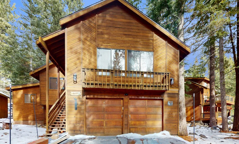 Cozy Lodge-Inspired Retreat | Access Tahoe Donner Rec Center, Golf & Skiing