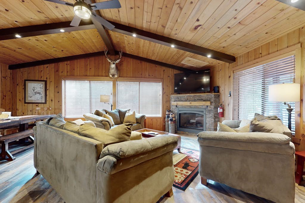 Cozy Lodge-Inspired Retreat | Access Tahoe Donner Rec Center, Golf & Skiing