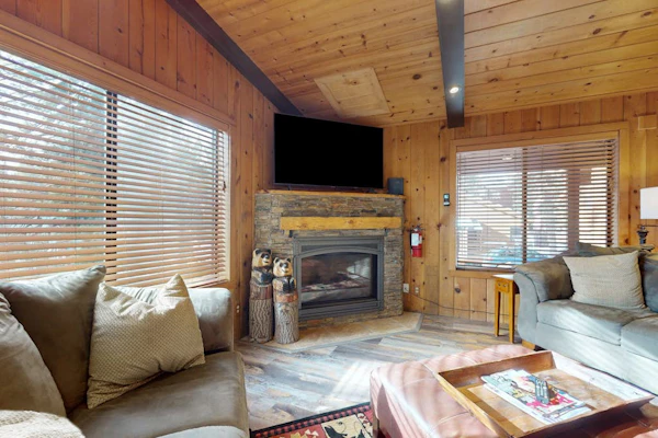 Cozy Lodge-Inspired Retreat | Access Tahoe Donner Rec Center, Golf & Skiing