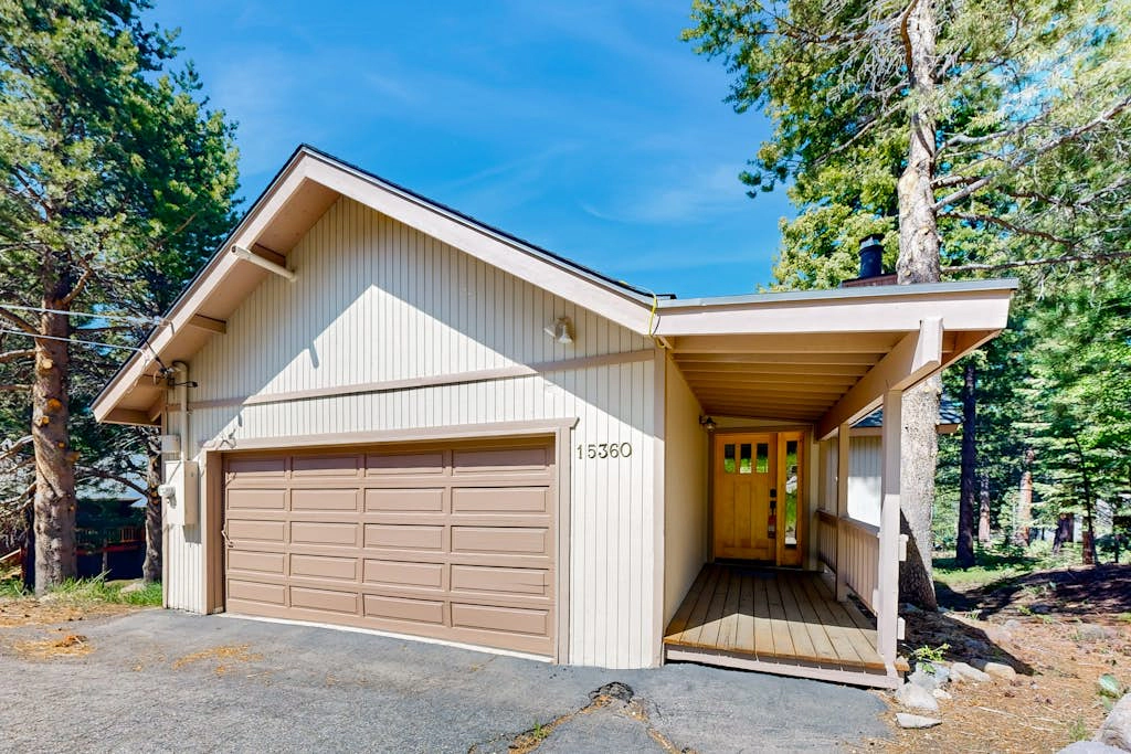 Rustic-Chic Retreat with Loft & Awesome Tahoe Donner Recreation Amenities