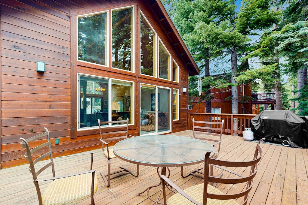 Spacious & Sunny Tahoe Donner Home - Enjoy Access to 5-Star Amenities