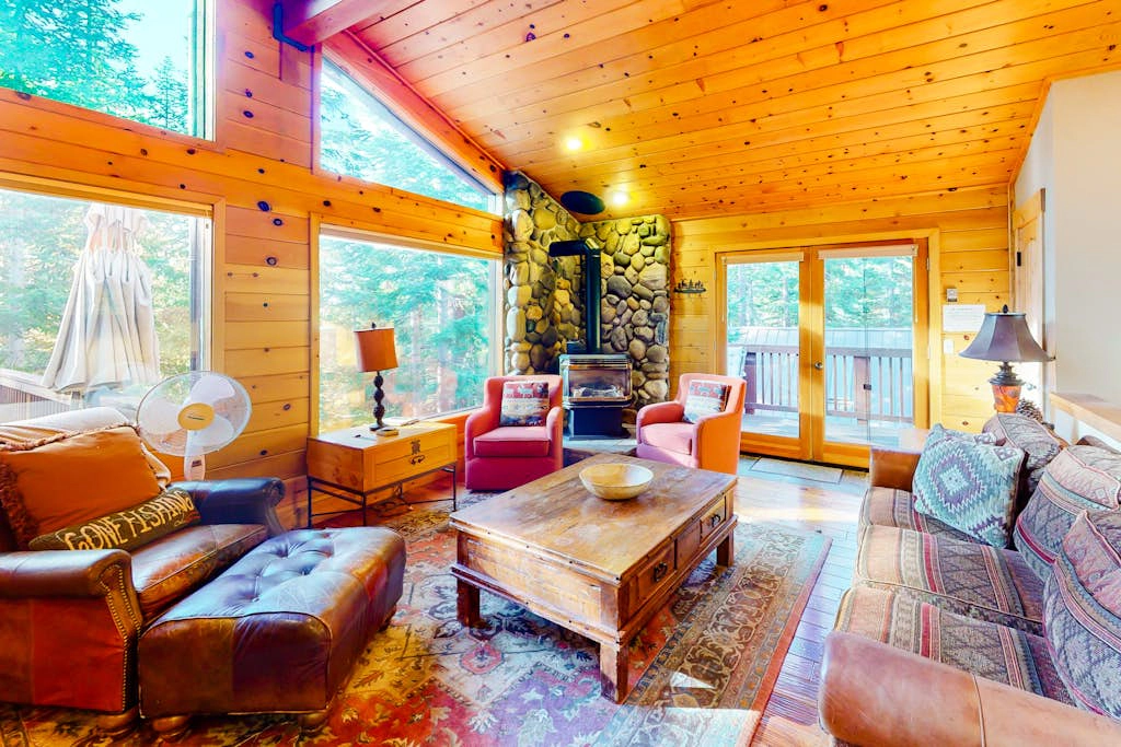 Spacious Home with Gorgeous Forested View, Pool Table, Private Hot Tub & Deck