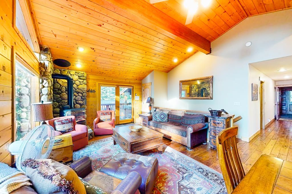 Spacious Home with Gorgeous Forested View, Pool Table, Private Hot Tub & Deck