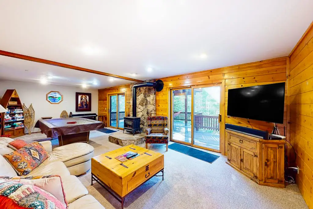 Spacious Home with Gorgeous Forested View, Pool Table, Private Hot Tub & Deck