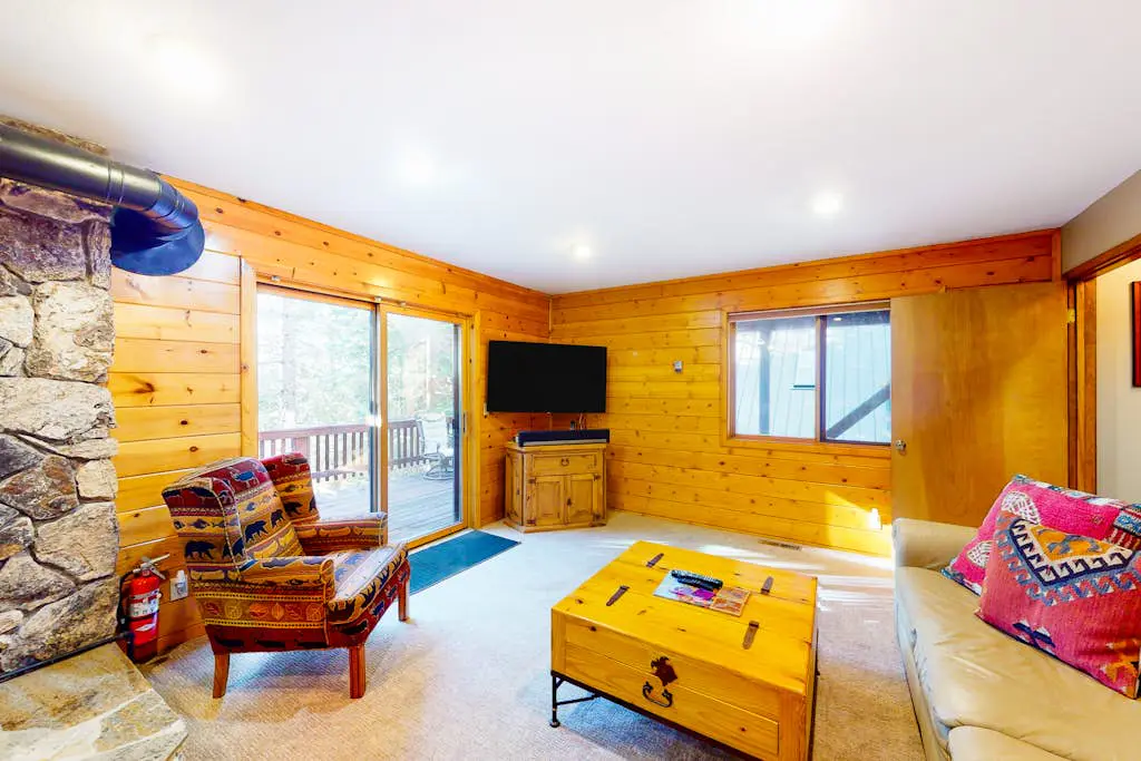 Spacious Home with Gorgeous Forested View, Pool Table, Private Hot Tub & Deck