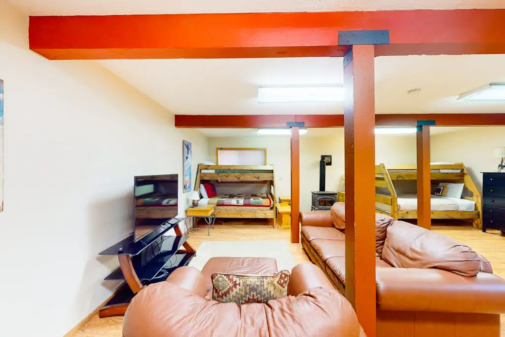 Spacious Home with Gorgeous Forested View, Pool Table, Private Hot Tub & Deck