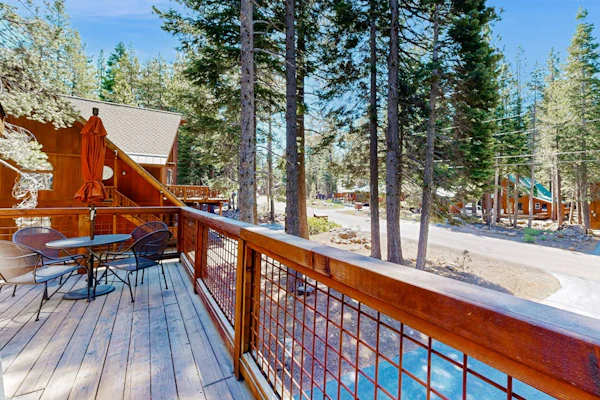 Modern cabin with golf course & 5-star amenity access nearby