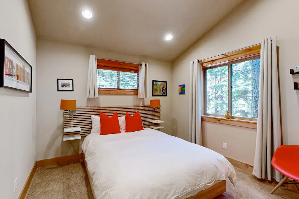 Modern cabin with golf course & 5-star amenity access nearby
