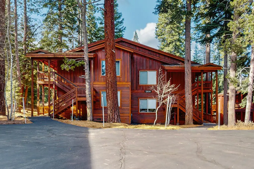 Serene mountain gem with large deck, forest views & grill
