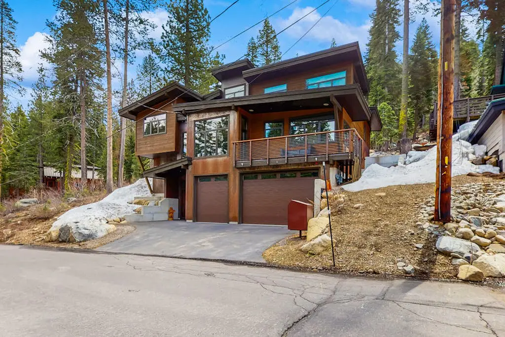 Pristine home with lovely interior, private deck, fast WiFi - great location