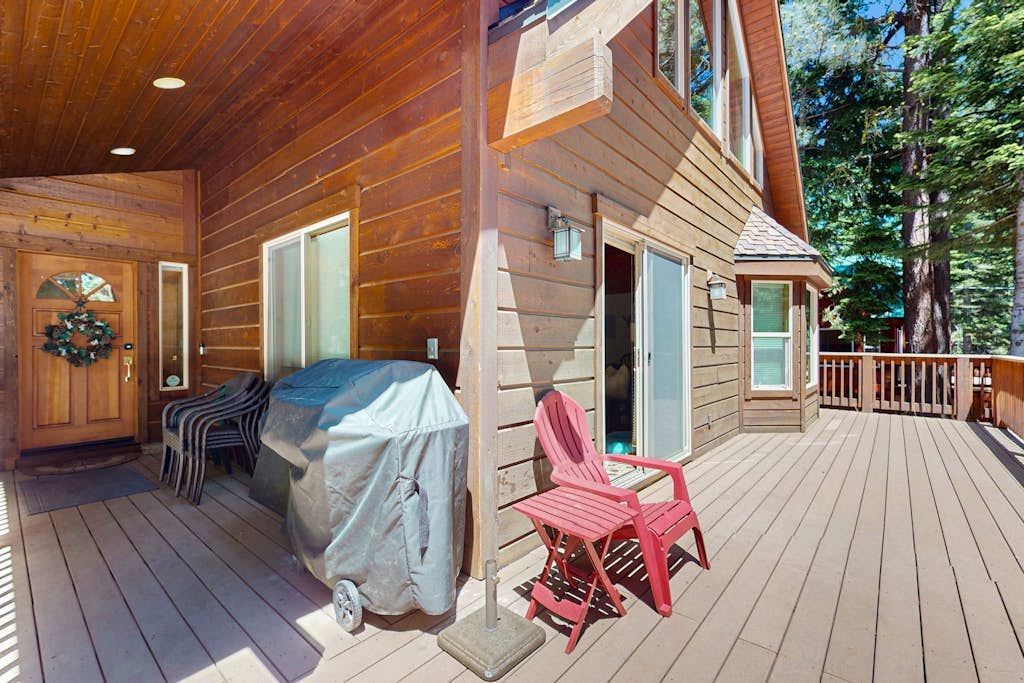 Cozy family-friendly home with wood-burning fireplace, loft, desk, & pool access