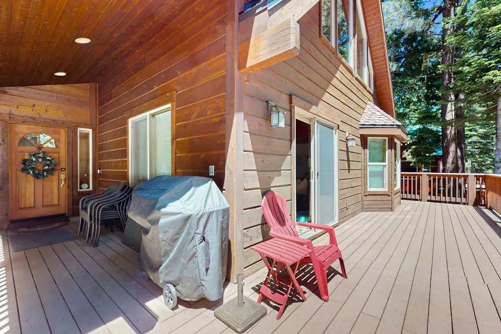 Cozy family-friendly home with wood-burning fireplace, loft, desk, & pool access