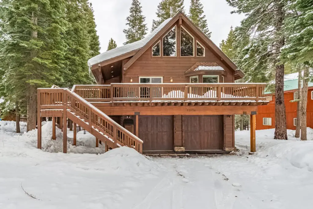 Cozy family-friendly home with wood-burning fireplace, loft, desk, & pool access