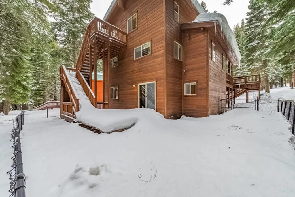 Cozy family-friendly home with wood-burning fireplace, loft, desk, & pool access