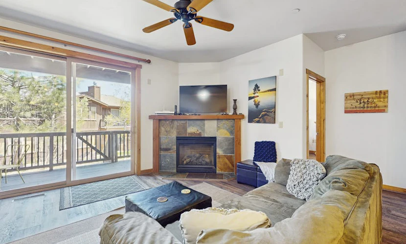 Beautiful condo w/ deck, close to town & skiing