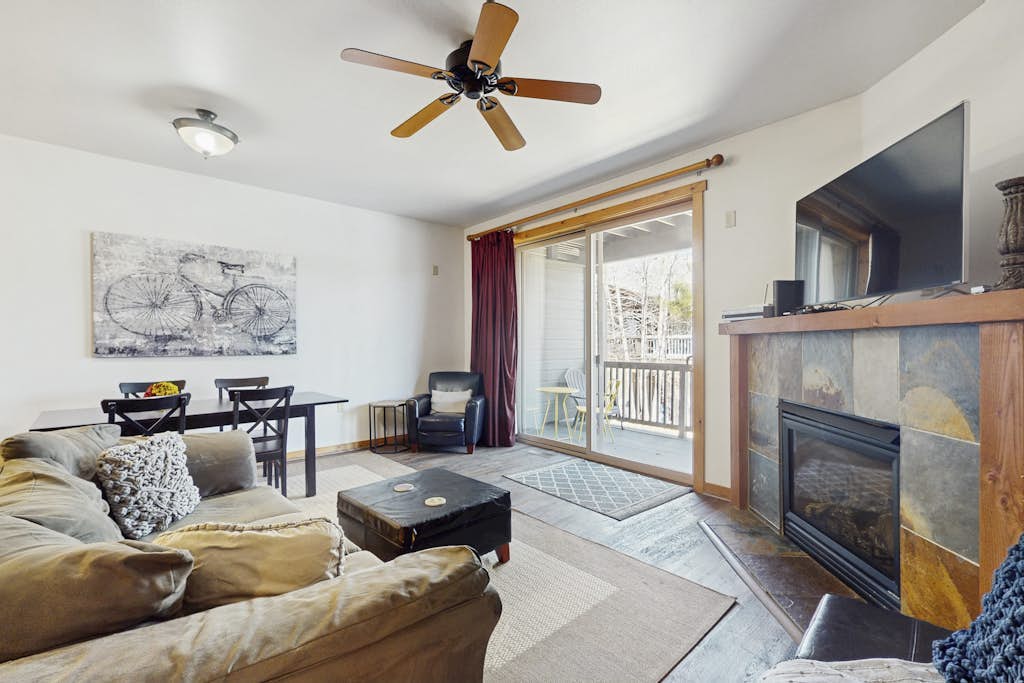 Beautiful condo w/ deck, close to town & skiing