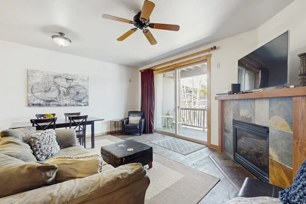 Beautiful condo w/ deck, close to town & skiing