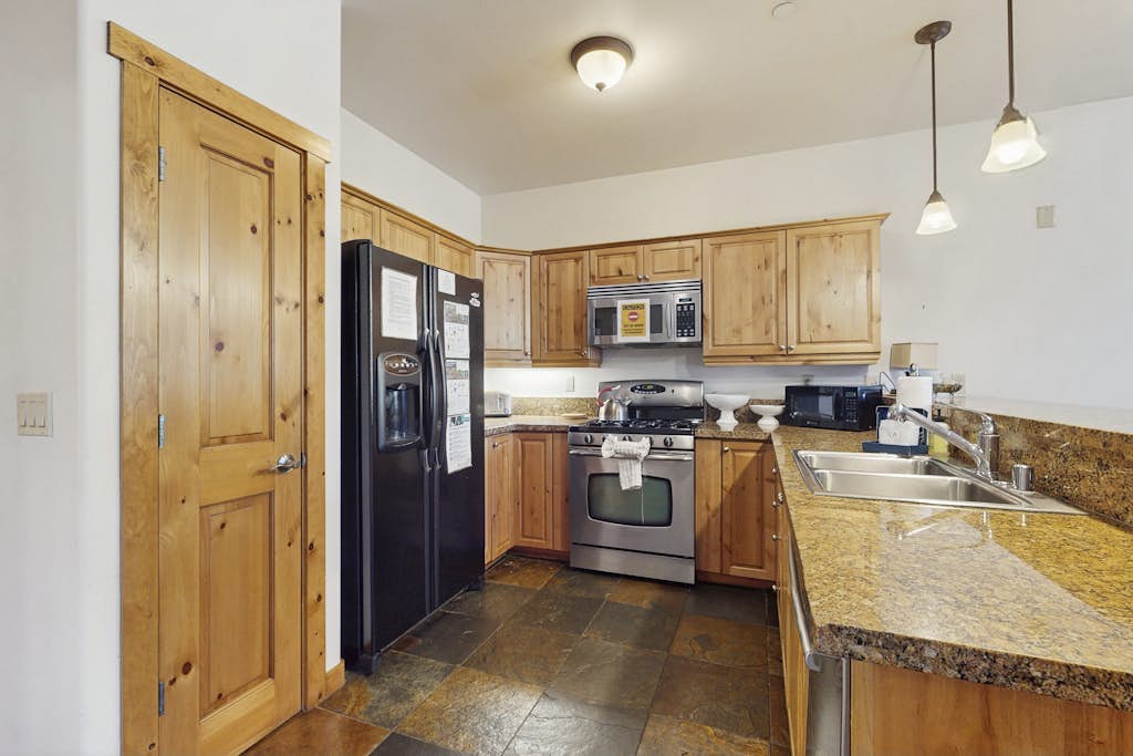 Beautiful condo w/ deck, close to town & skiing