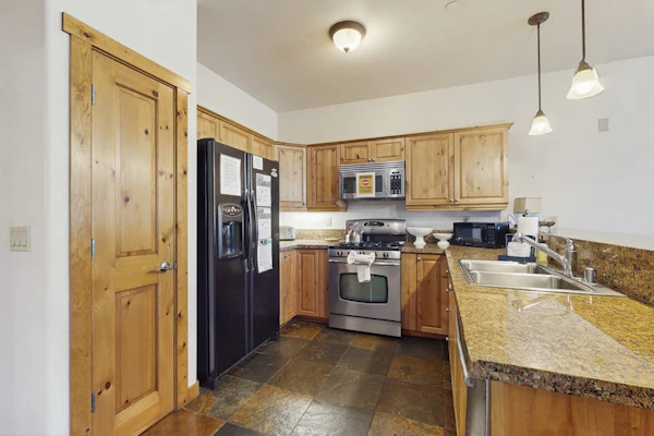 Beautiful condo w/ deck, close to town & skiing