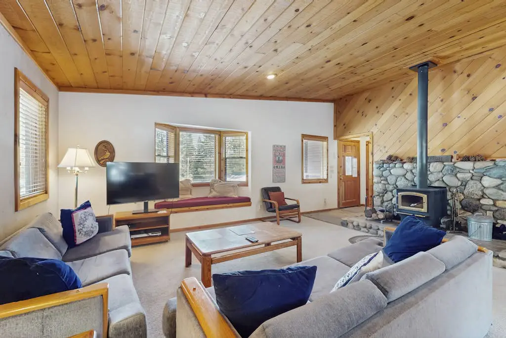 Family-friendly home w/shared pool, hot tub & access to Tahoe/Donner amenities