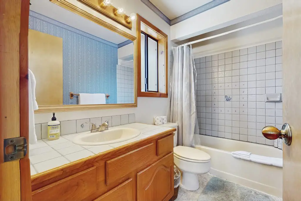 Family-friendly home w/shared pool, hot tub & access to Tahoe/Donner amenities