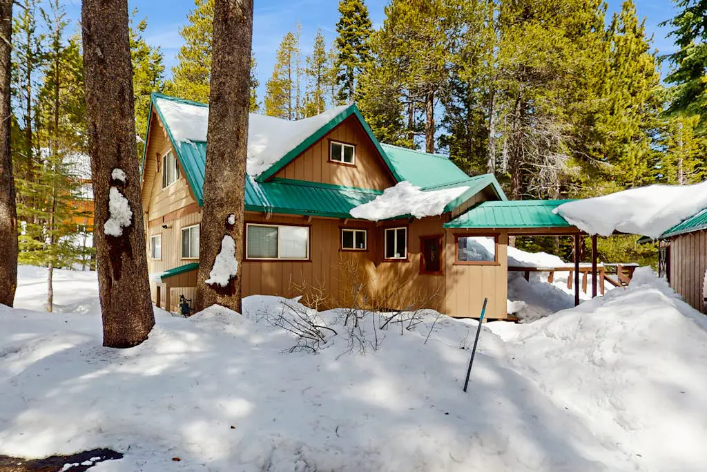 Great family home near Tahoe Donner with a shared pool, tennis court & hot tubs