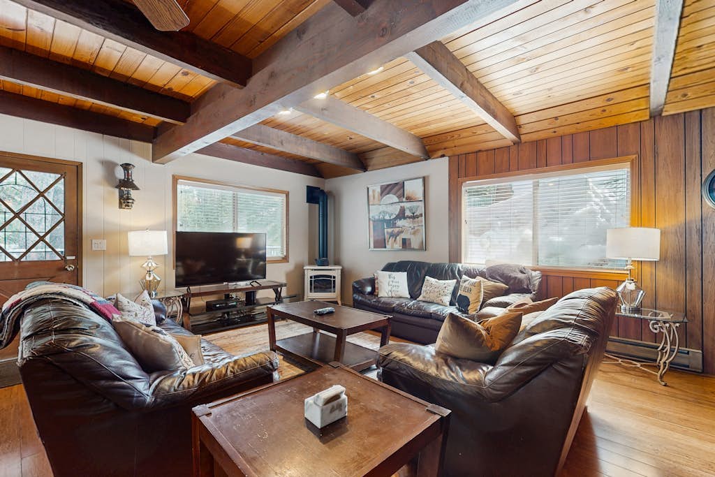 Great family home near Tahoe Donner with a shared pool, tennis court & hot tubs