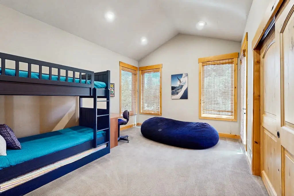 Gorgeous dog-friendly home with private hot tub, shared pool & mountain views