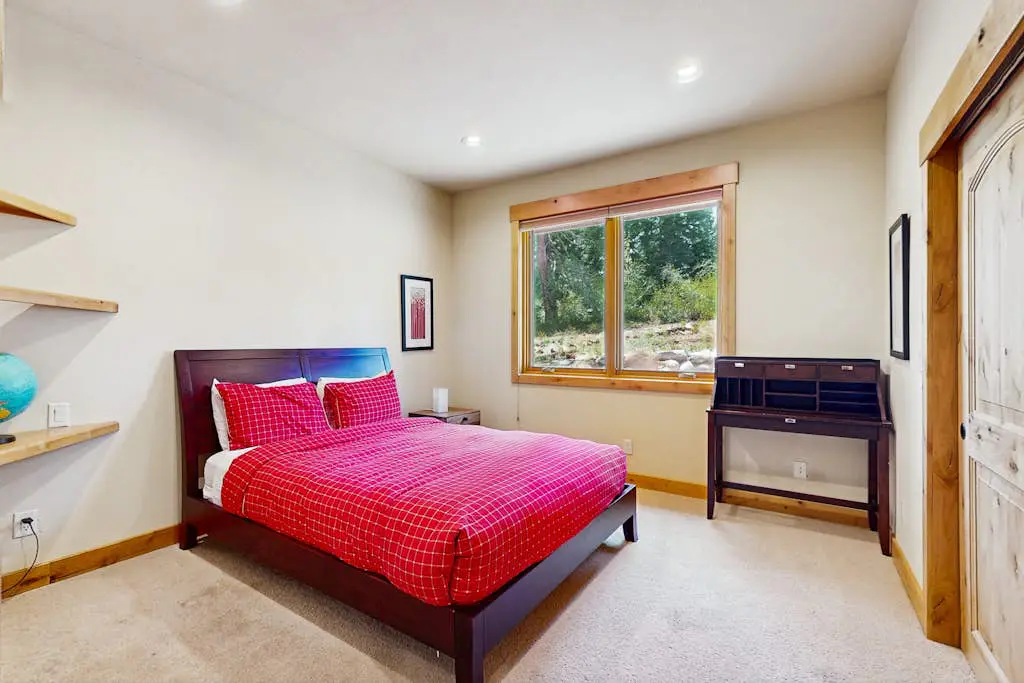 Gorgeous dog-friendly home with private hot tub, shared pool & mountain views