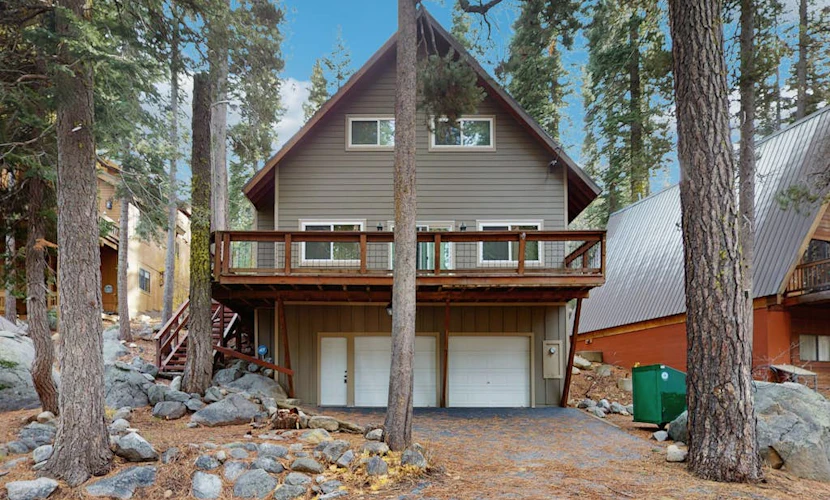 Donner Lake home with pool table - minutes to hiking, skiing & downtown