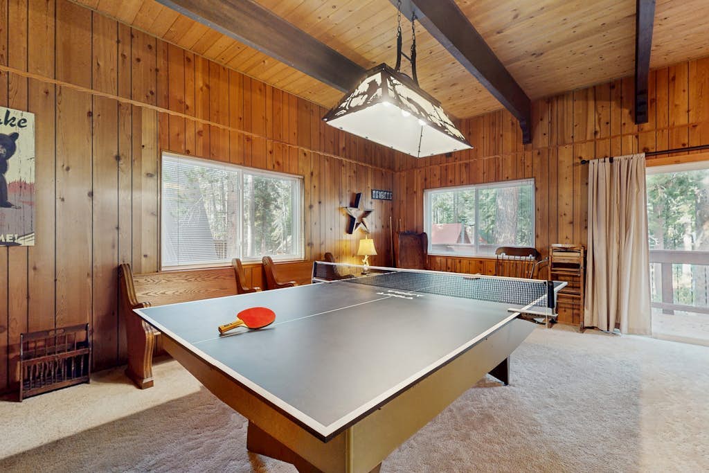 Donner Lake home with pool table - minutes to hiking, skiing & downtown