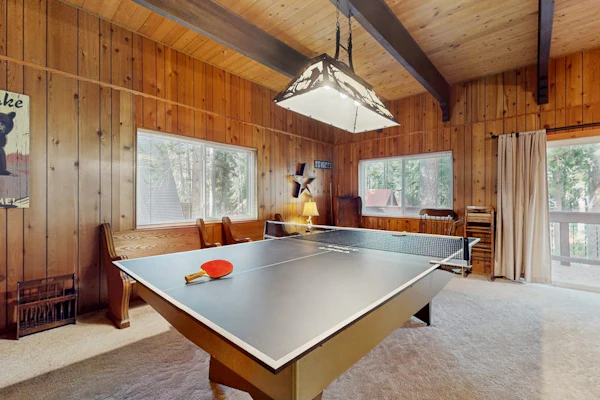 Donner Lake home with pool table - minutes to hiking, skiing & downtown