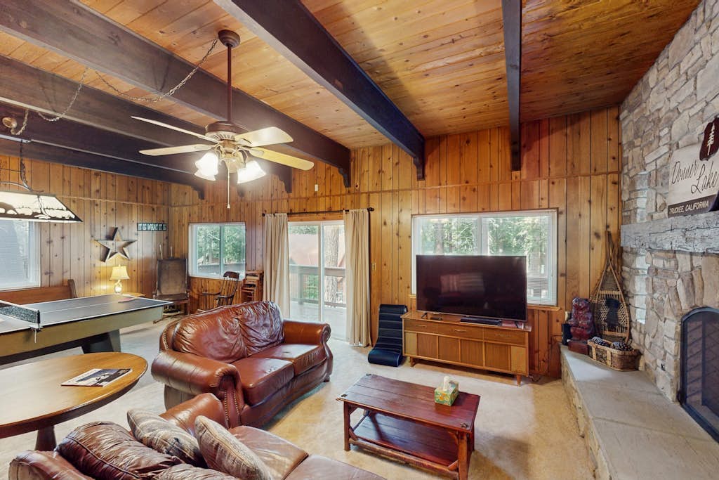 Donner Lake home with pool table - minutes to hiking, skiing & downtown