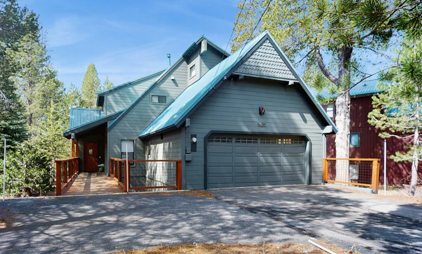 Two-Story, Family-Friendly Home with Full Kitchen & Washer/Dryer