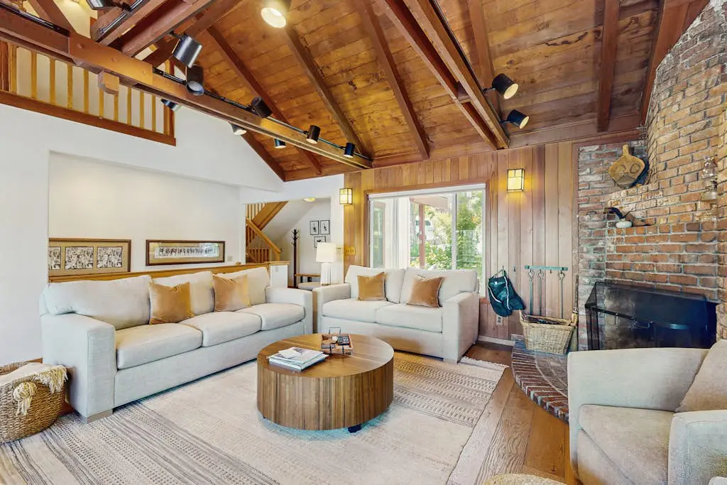 Terrific lakefront gem with private hot tub, dock & beach - near skiing & town