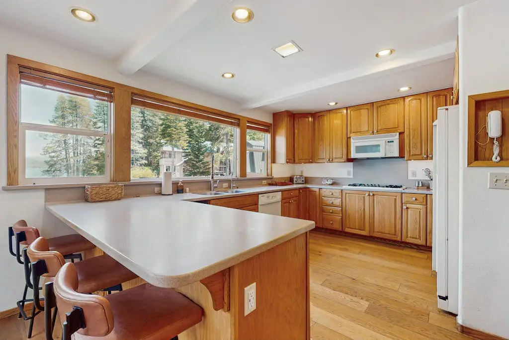 Terrific lakefront gem with private hot tub, dock & beach - near skiing & town