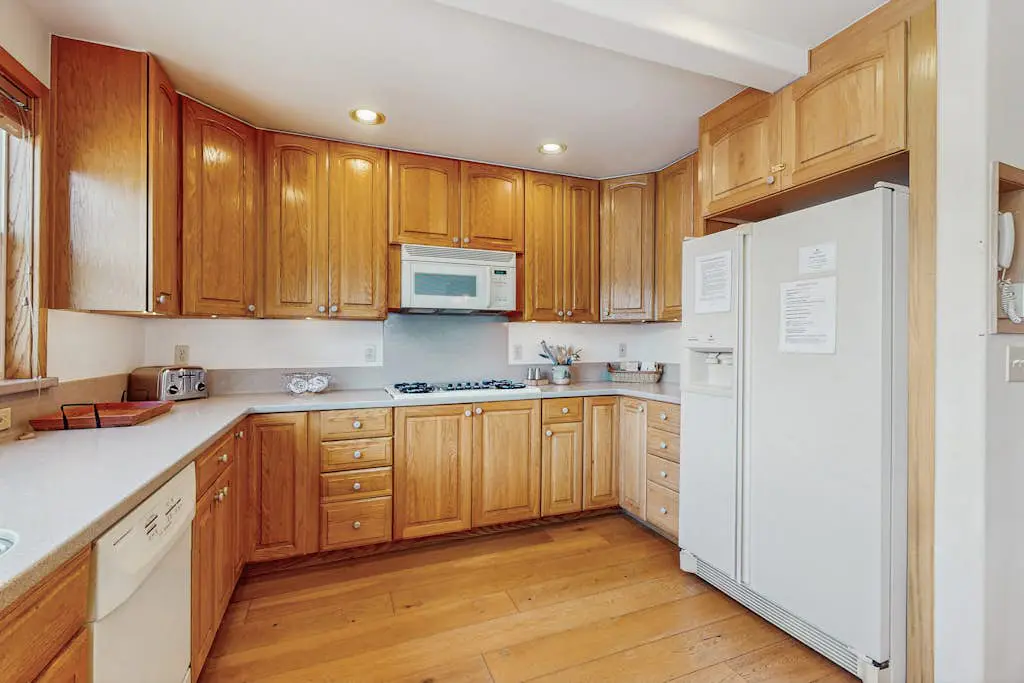 Terrific lakefront gem with private hot tub, dock & beach - near skiing & town