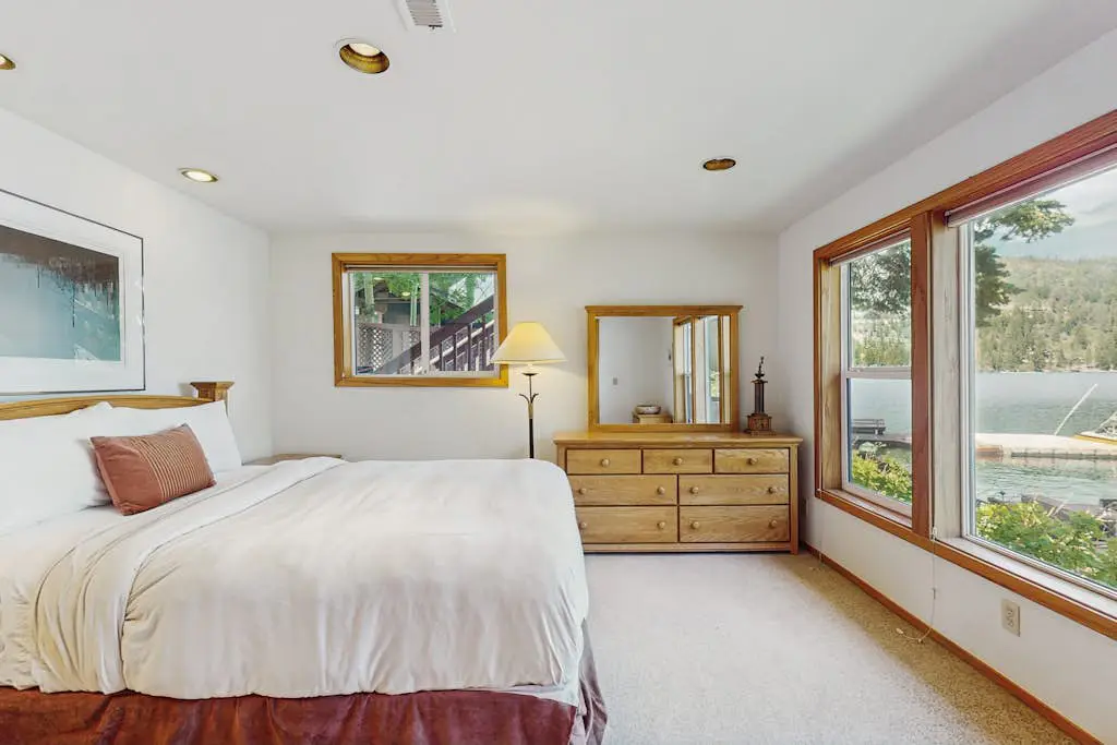 Terrific lakefront gem with private hot tub, dock & beach - near skiing & town